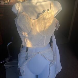 Underwire lace bustier with two pair ouvert panties in cream & black 3X
